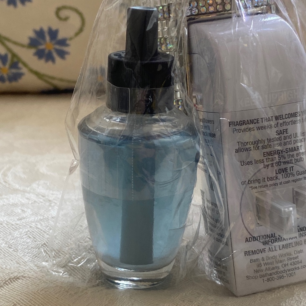 Shine & Sparkle Wallflowers Scent Control Fragrance Plug + 2 Fragrance Refills - Picture 5 of 16